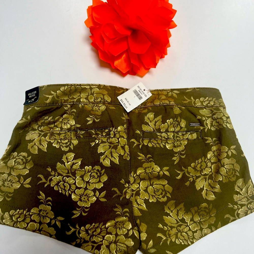 Hollister 🩳sz 1 w/25 is turtle green w/ floral design NWT all sales are Final